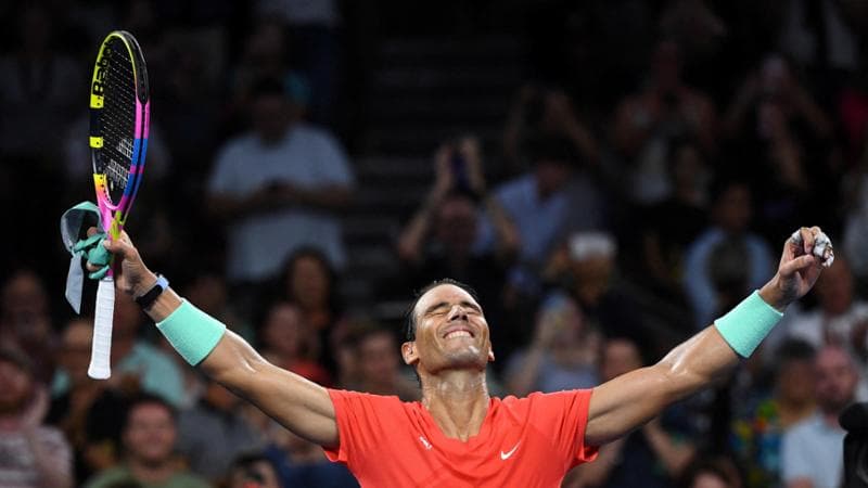 Rafa Nadal torna in campo a Brisbane e ritrova la vittoria perduta: “Non ho scordato come si fa”