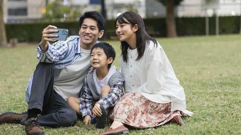 La vita di Taeko scorre tranquilla accanto al marito e al figlioletto Keita, finch&eacute; un evento drammatico segna il ritorno del padre biologico del bambino...
