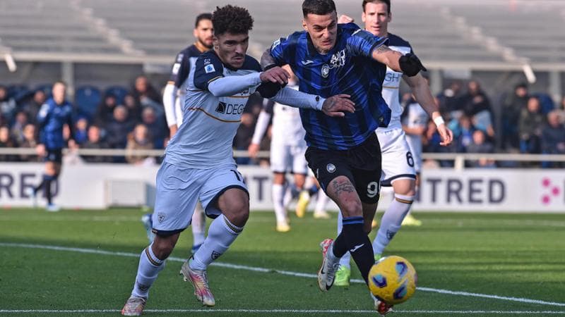 Gianluca Scamacca (Atalanta) in azione contro il Lecce
