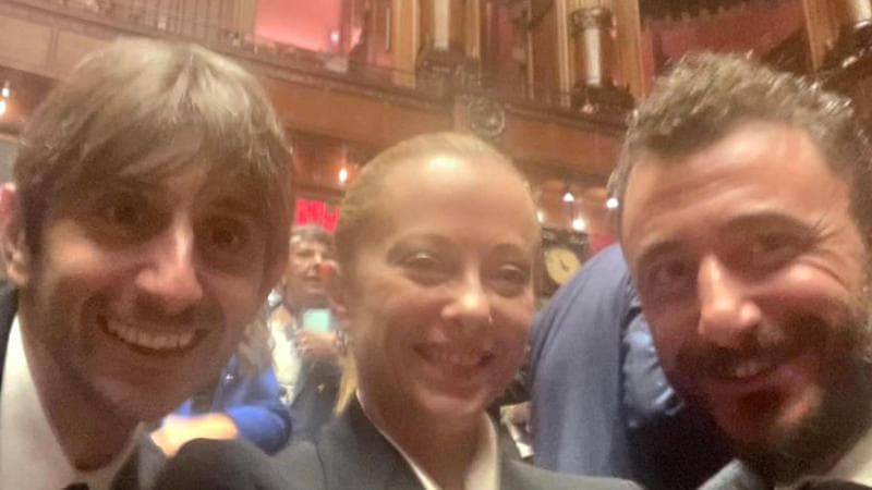 Giorgia Meloni tra Giovanni Donzelli ed Emanuele Pozzolo
