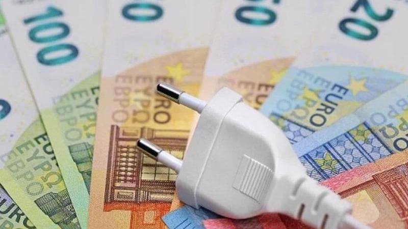 Bollette elettricità, chi rompe il contratto con tariffa fissa dovrà pagare una penale. Ecco come funziona per famiglie e imprese