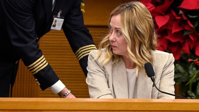 Spettri e vittimismo. Meloni evoca complotti e si rifugia nell’omertà