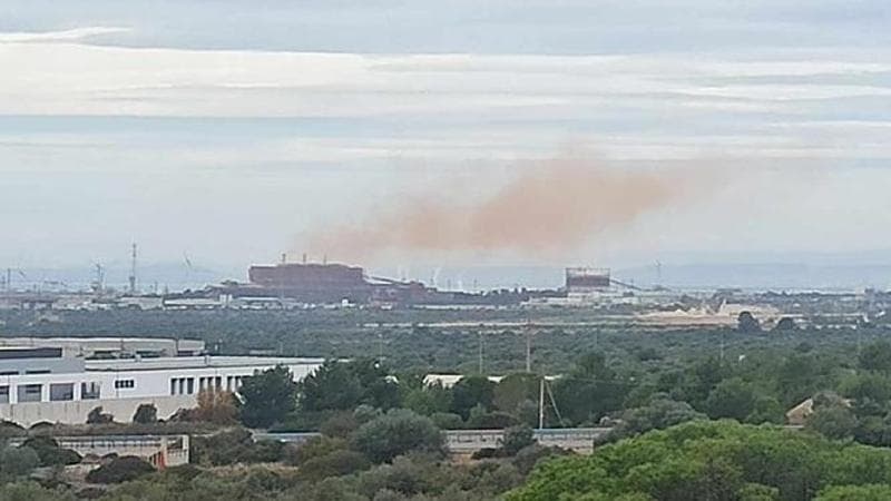 Nube rossa dall&rsquo;ex Ilva di Taranto
