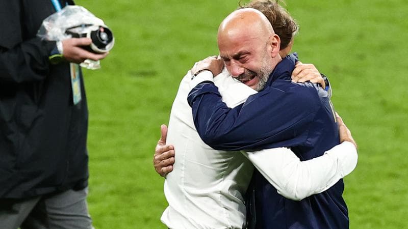 L'abbraccio tra Gianluca Vialli e Roberto Mancini dopo la vittoria agli Europei a Wembley
