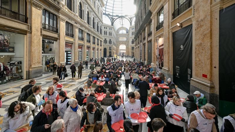 Il pranzo di Natale per i poveri organizzato dalla Caritas a Napoli
