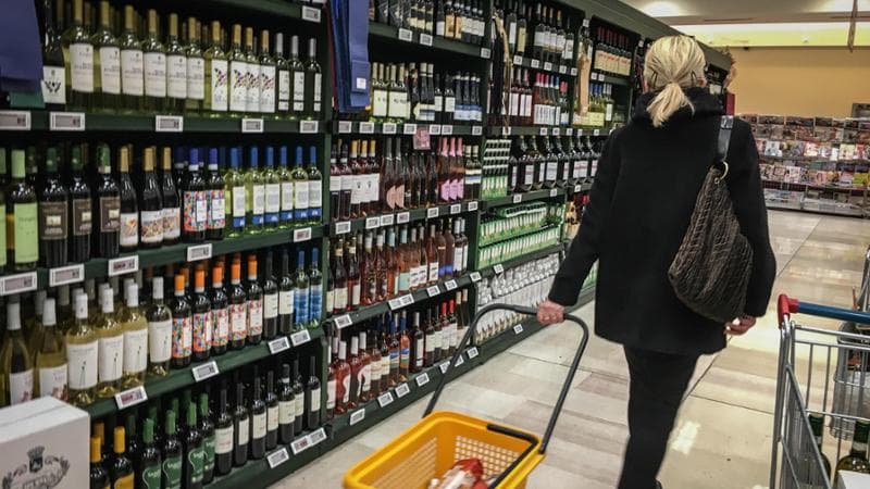 Consumi, un Paese in pausa con poche speranze. Gli italiani si rifugiano nei piccoli sfizi