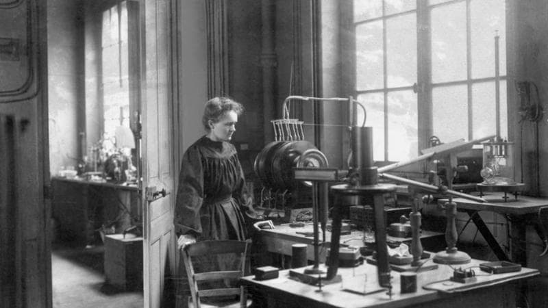 Parigi, battaglia per salvare il laboratorio di Marie Curie. "Monumento storico", "No, è radioattivo"