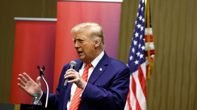 Donald Trump rovescia il 6 gennaio: “I manifestanti tenuti in ostaggio”