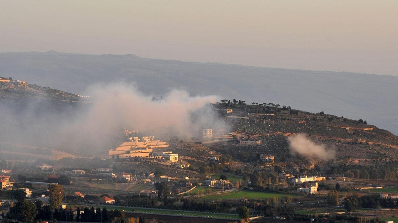 Fumo dagli edifici del villaggio di Khiam, nel sud del Libano, dopo un attacco israeliano
