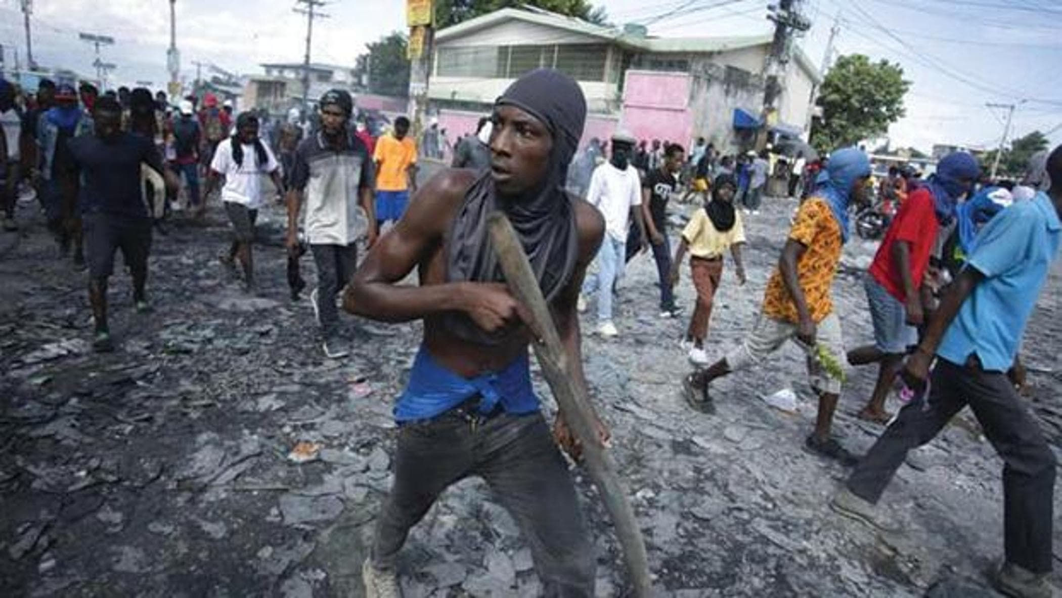 Haiti, yabancı güçler bölge için rekabet eden 300 çetenin diktatörlüğüne karşı yerel polise yardım etmek için geliyor