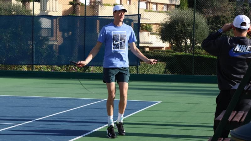 Jannik Sinner in allenamento a Montecarlo
