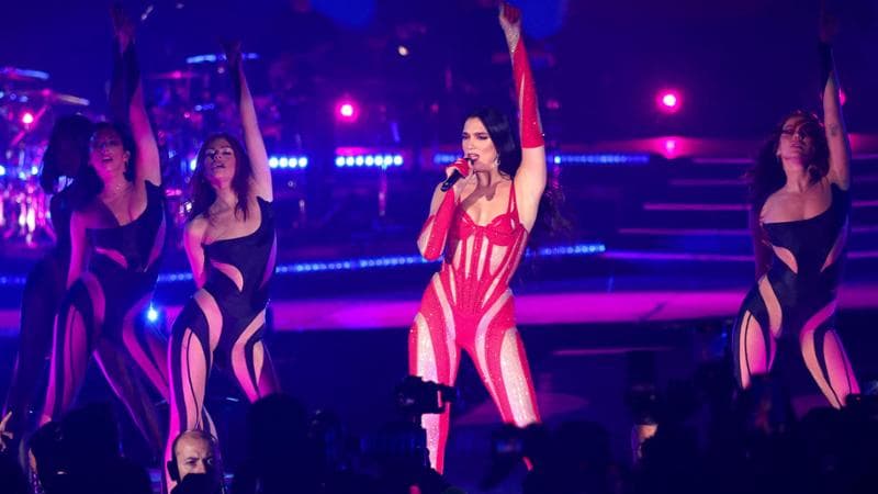 Dua Lipa da record: è la prima artista donna con tre canzoni da oltre due miliardi di streaming