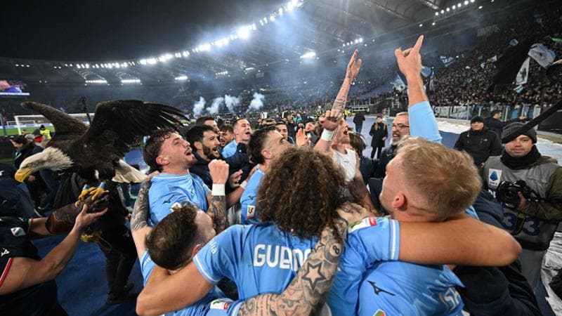 I giocatori della Lazio festeggiano a fine partita
