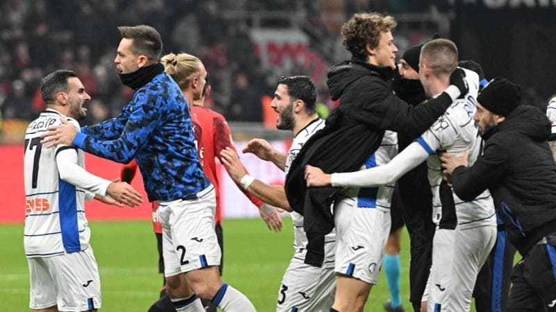 I giocatori dell'Atalanta festeggiano a fine partita
