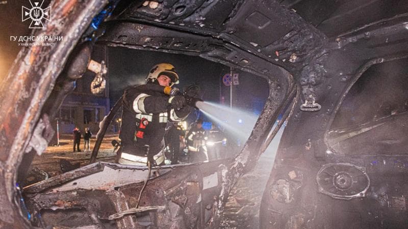 Un vigile del fuoco al lavoro dopo l'attacco missilistico su Kharkiv
