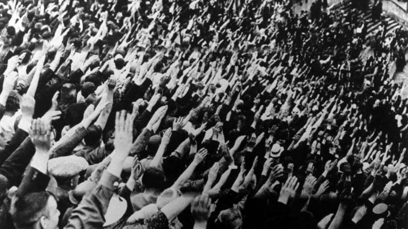 Saluto nazista durante un congresso nella Germania di Hitler (Photo by Keystone-France/Gamma-Keystone via Getty Images)
