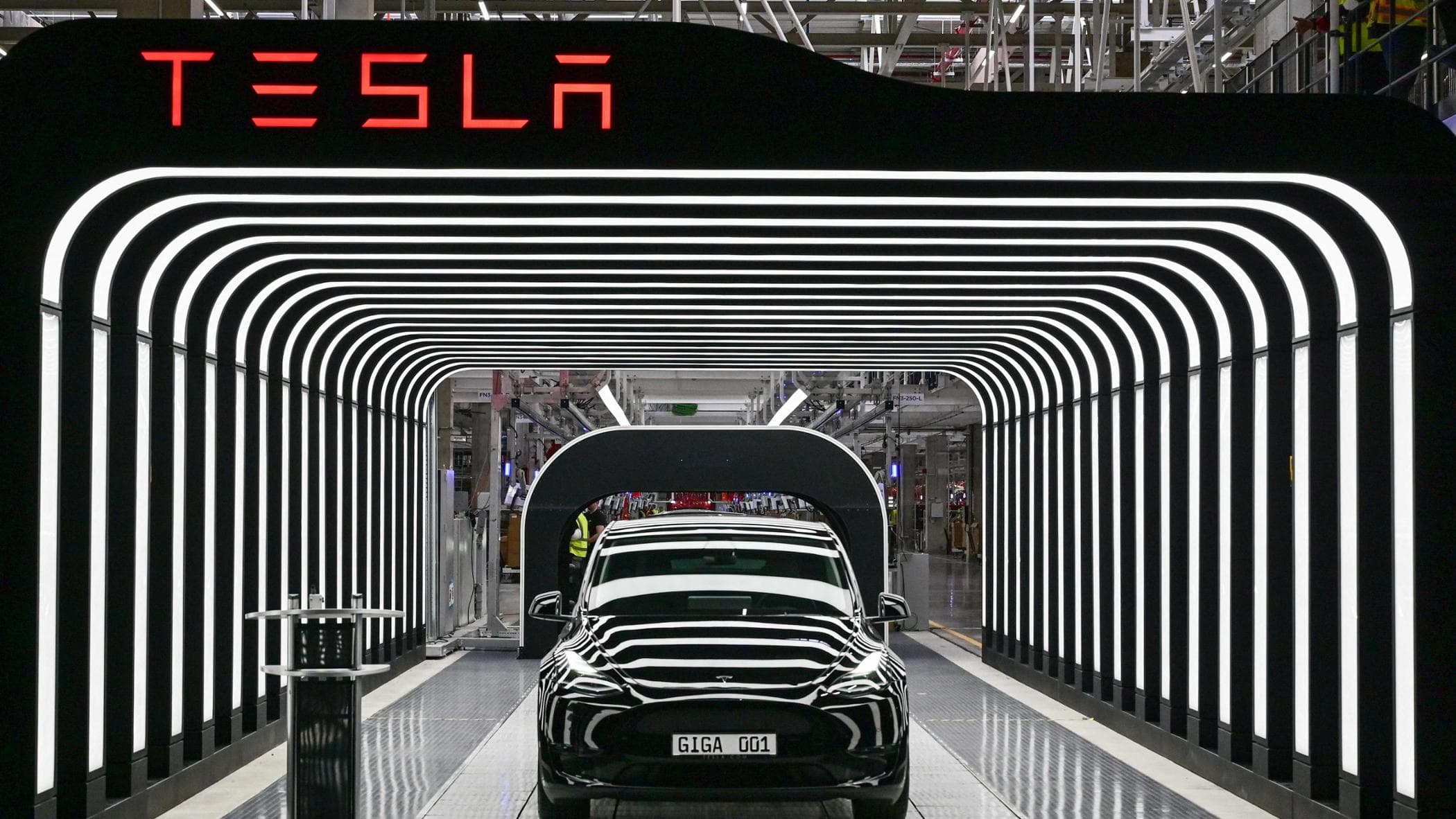 Tesla, parça eksikliği nedeniyle Almanya'daki üretimi durdurdu.  Avrupa ekonomisine Huti etkisi