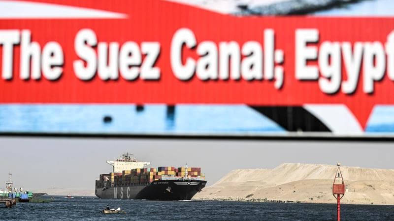 La guerra sul Mar Rosso e le conseguenze sull’economia: petrolio alle stelle, chiusa una fabbrica Tesla in Germania