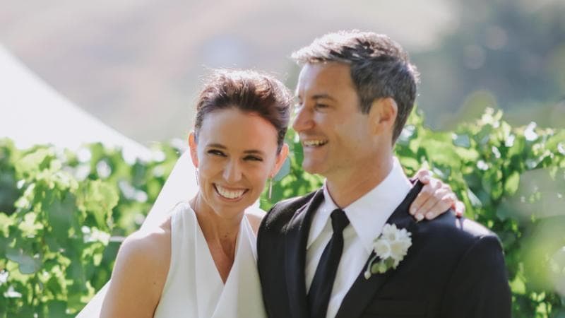 Jacinda Ardern si è sposata. Un anno fa le clamorose dimissioni da premier della Nuova Zelanda