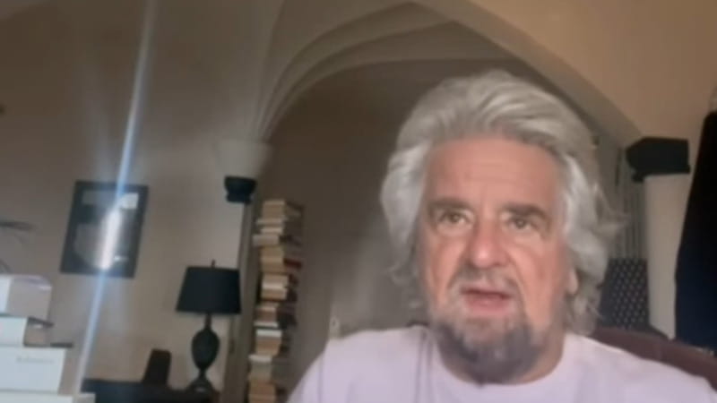 Beppe Grillo nel video sul suo blog
