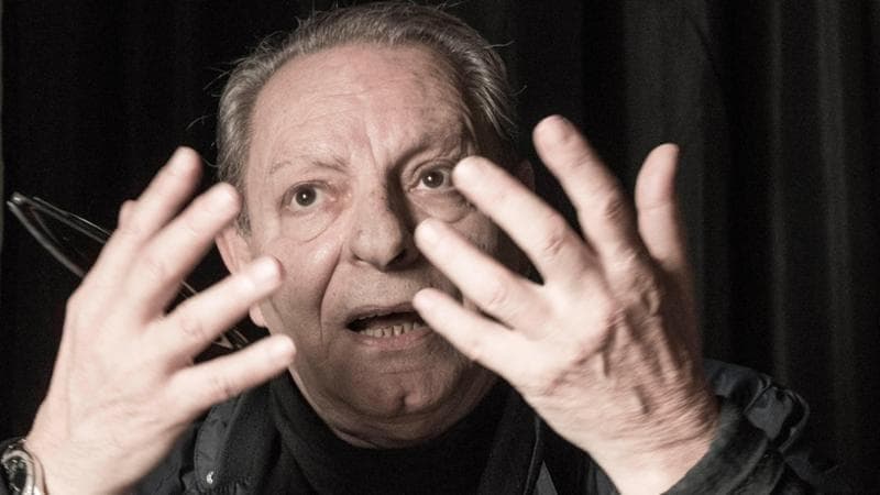 Enzo Moscato, l’intervista inedita. “Ho sempre e solo scritto e tutto è iniziato dai libri comprati sulle bancarelle di Napoli. Il teatro? Va spiegato”