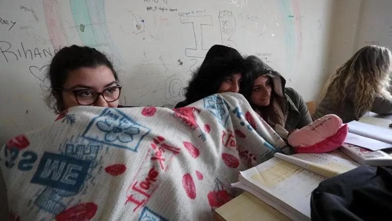 Scuola, termosifoni spenti e strutture vecchie: uno studente su due in aula al freddo, con coperte e scaldamani