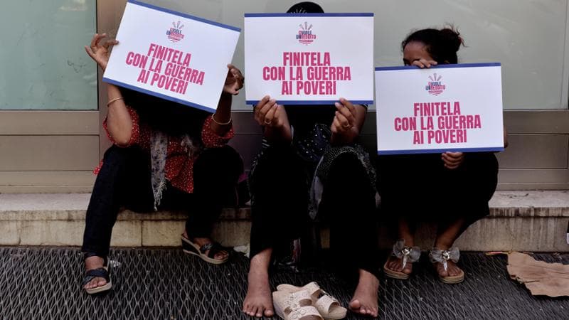 Una protesta di percettori del reddito di cittadinanza davanti alla sede dell'Inps, a Roma
