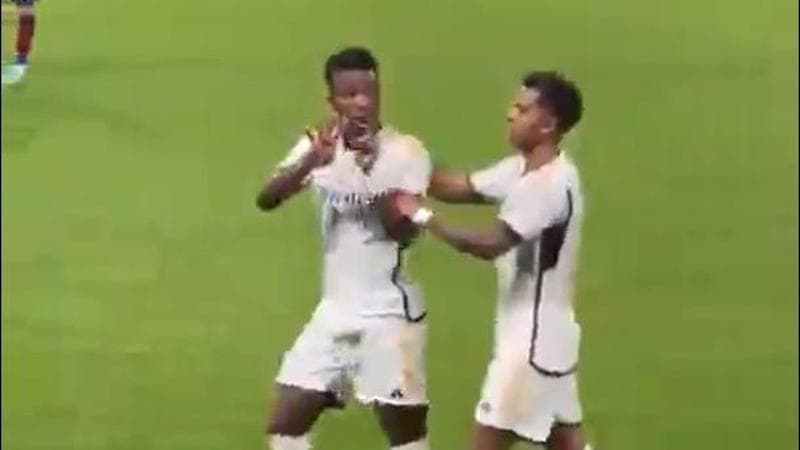Vinicius mima il 4-1 alla panchina del Barcellona

