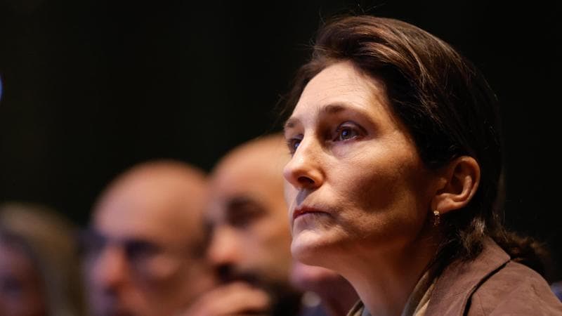 “Mio figlio alla scuola privata, nella pubblica prof troppo assenti”: polemiche in Francia contro la ministra dell’Istruzione