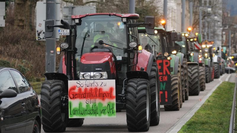 Germania, Friburgo: la protesta degli agricoltori contro la sospensione delle agevolazioni sul diesel
