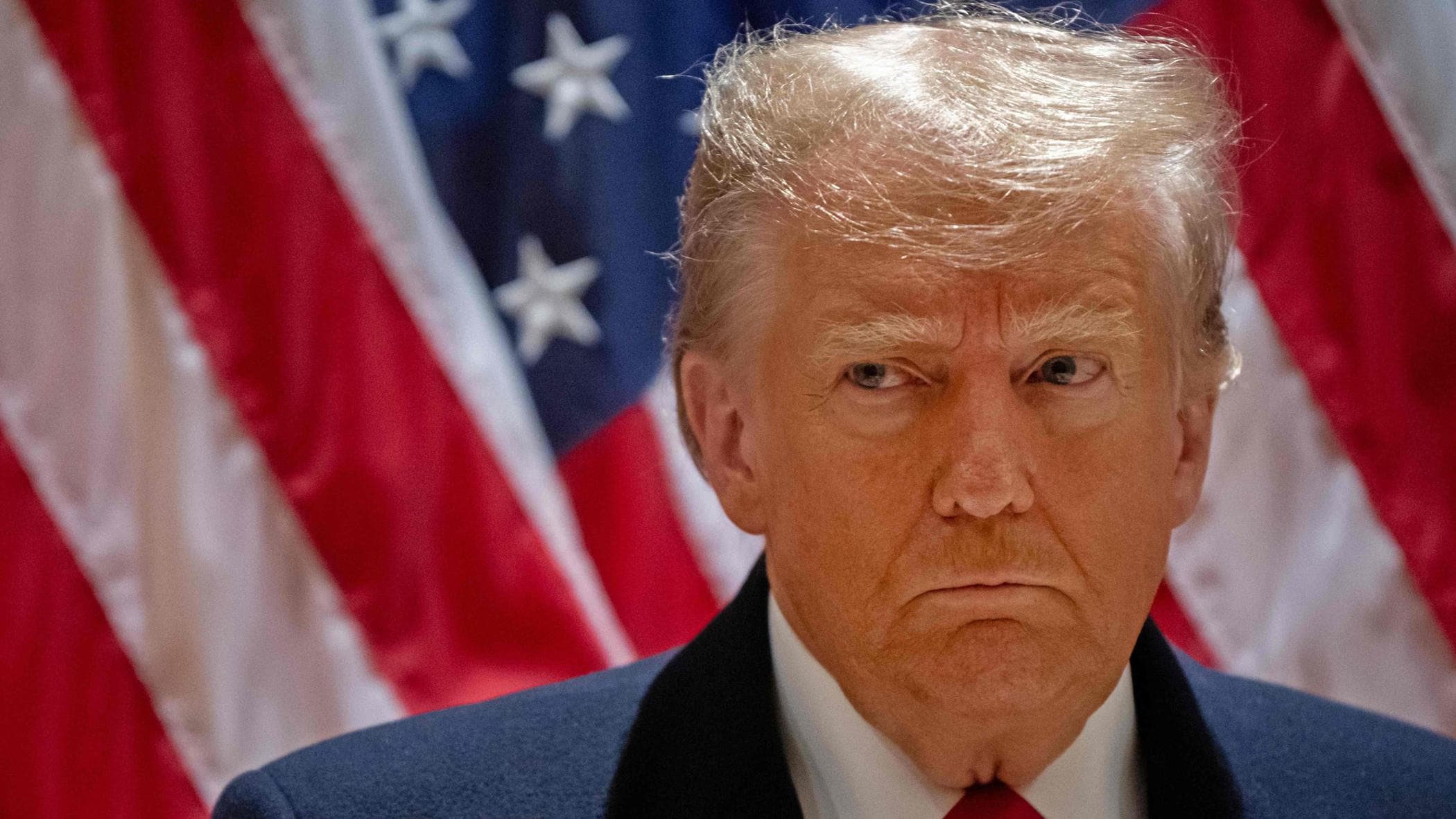 トランプショー。 彼は法廷から追放される危険を冒し、カプラン判事に「ルインスキー風のドレスの証拠を受け入れないのは敵対行為だ」と攻撃する。