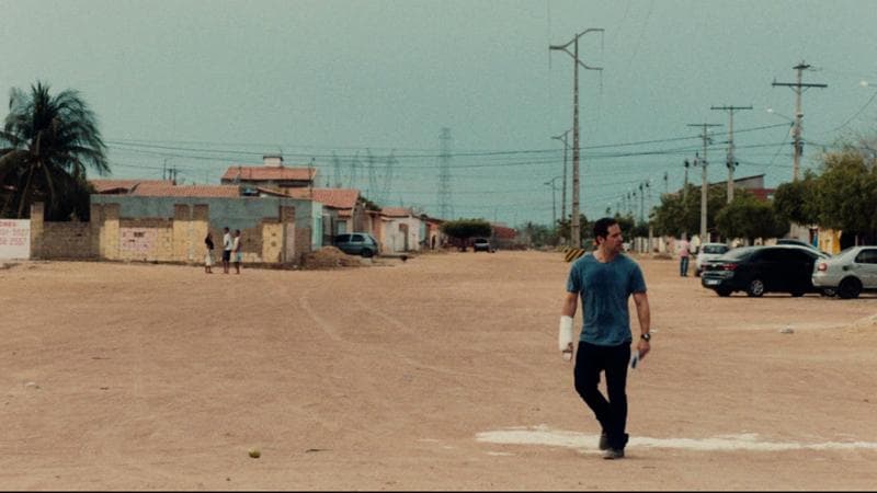 Antonio Saboia in una scena del road movie Deserto particular di Aly Muritiba, dove interpreta Daniel, un agente di polizia sospeso dal servizio (Webphoto)
