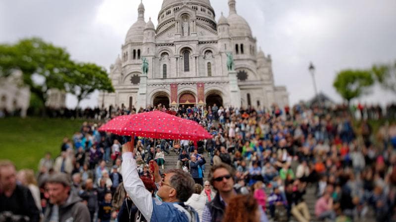 Folla di turisti davanti alla basilica del Sacro Cuore, in cima alla collina di Montmartre (Getty images)
