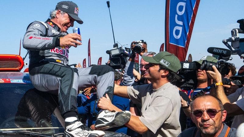 Carlos Sainz festeggiato dal figlio
