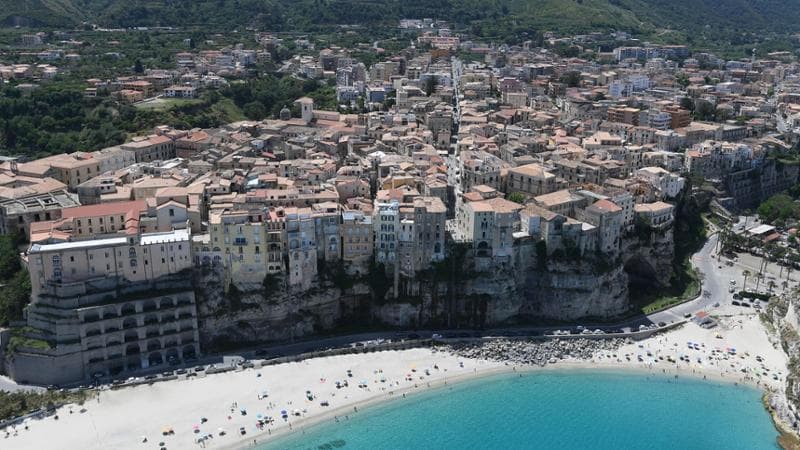 Overtourism, Tropea come Venezia (e le Cinque Terre). Il sindaco: “Pensiamo a tassa d’ingresso”