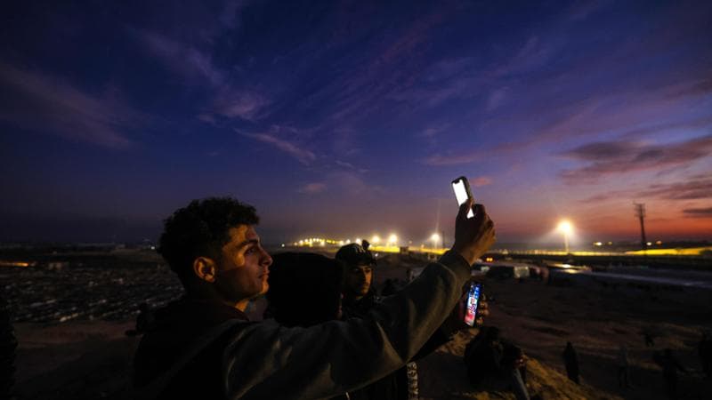 Prigionieri del blackout a Gaza: “Tre ore al giorno a piedi per 15 minuti di internet”
