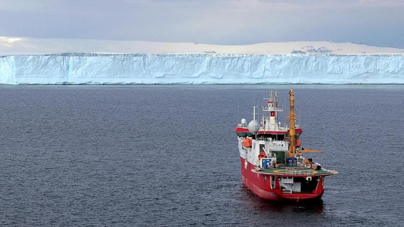 La nave scientifica Laura Bassi in rotta verso l’Antartide. È nei “cinquanta urlanti” con onde di sei metri