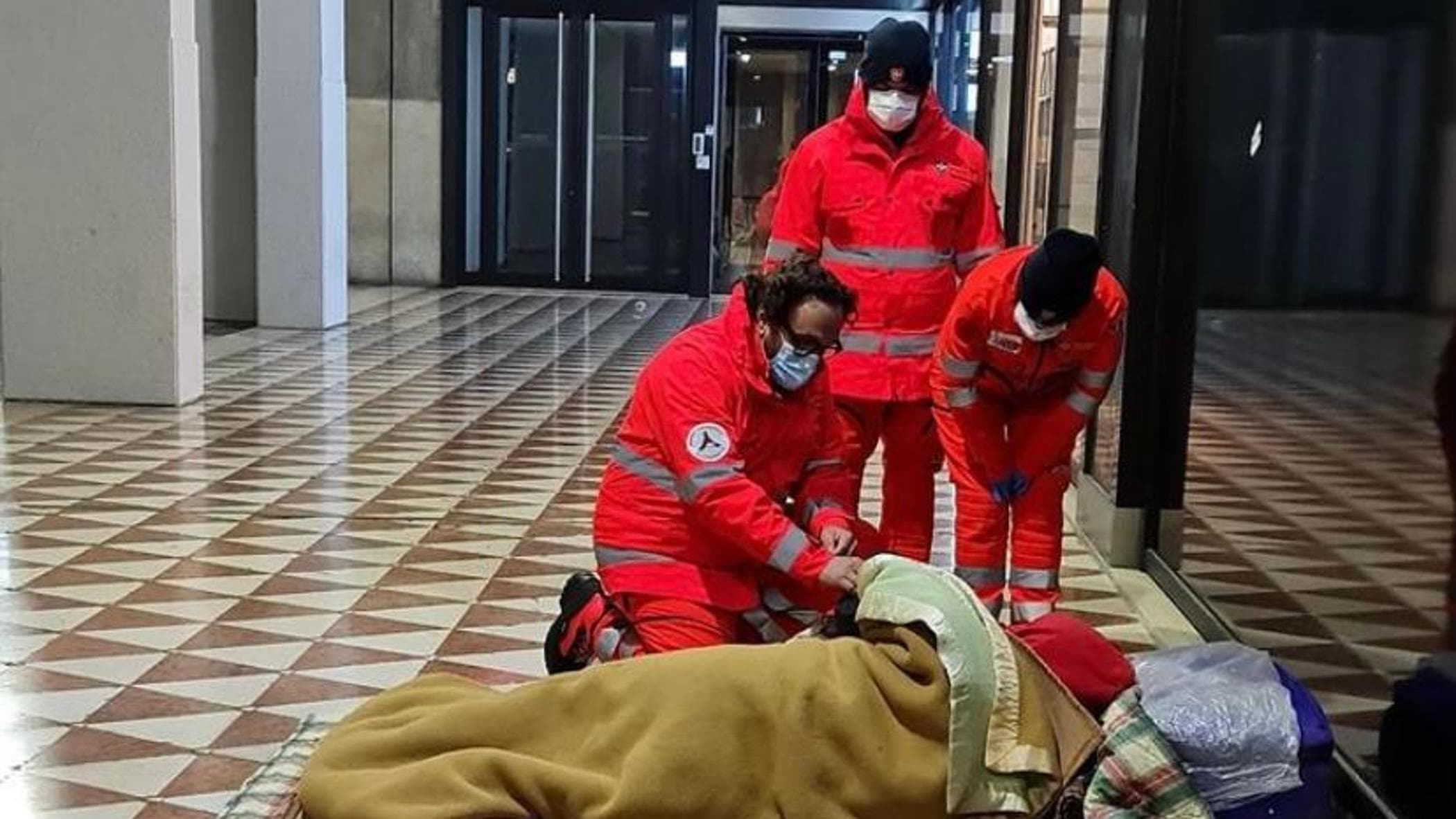Soğuk, sokaklarda 96.197 evsiz yaşıyor, çoğunluğu erkek ve %38'i Afrikalılar olmak üzere yabancı vatandaşlardan oluşuyor
