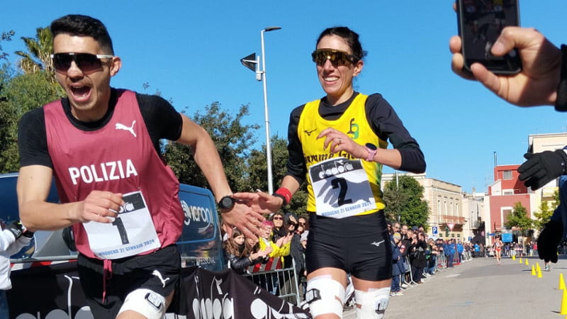 Il cambio tra Antonella Palmisano e Massimo Stano (Fidal)
