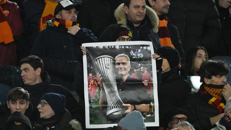 Cori e applausi per Mourinho all'Olimpico nella prima senza di lui
