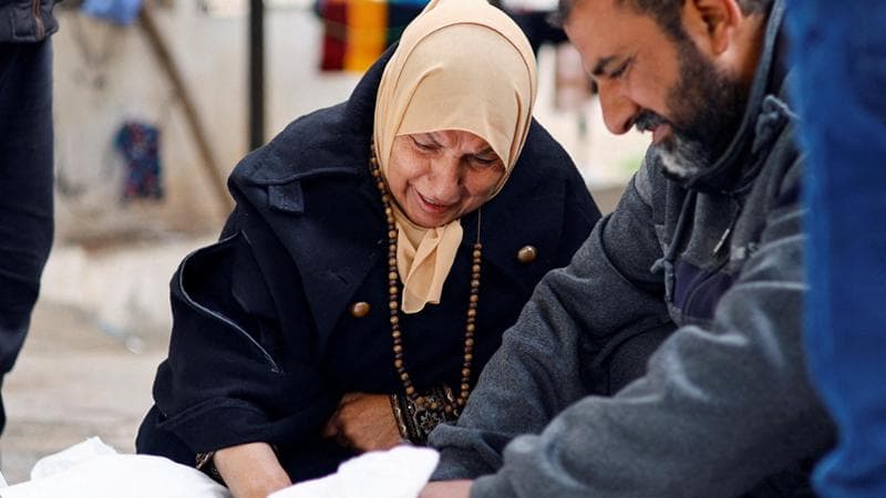 Famigliari riconoscono le vittime a Rafah
