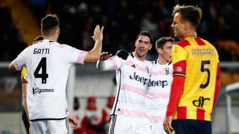Vlahovic festeggia la sua doppietta al Lecce
