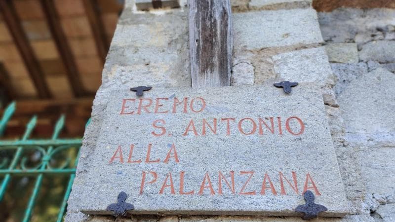 Nell’eremo dei preti che sfidano Bergoglio: “Salveremo la Chiesa dall’eresia modernista”