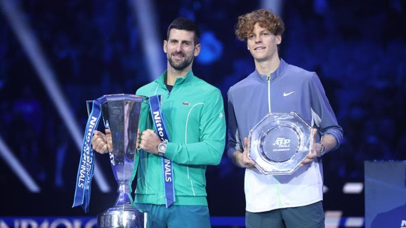 Jannik Sinner e Novak Djokovic dopo la finale alle Atp&nbsp;Finals.
