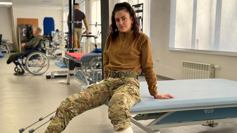 Anastasia la cecchina che ha perso la gamba, ma non la voglia di combattere: così l’Ucraina usa i suoi eroi per cercare nuove reclute