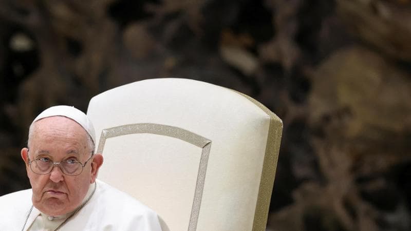 Coppie gay, il cardinale africano del “no” alle benedizioni: “L’Occidente non ama i bambini, è decadente: sparirà, ha ragione Putin”