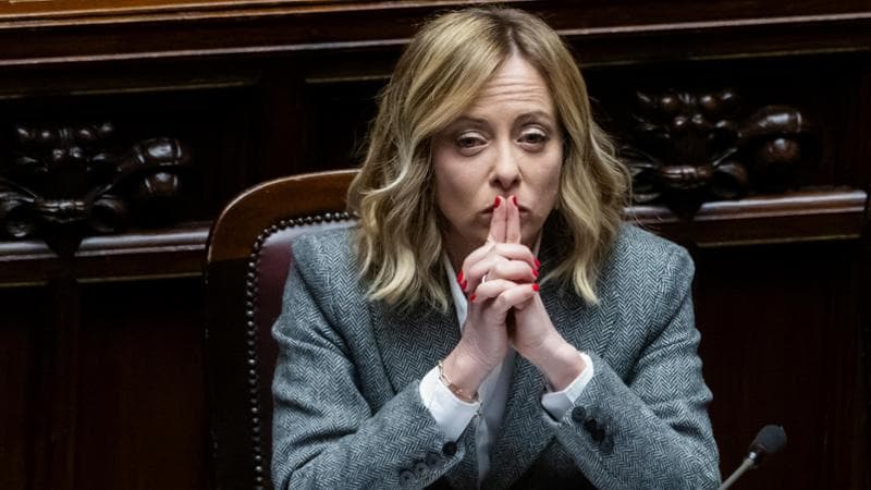 La discutibile teoria di Meloni (e Fazzolari) sui 35 miliardi "liberati" in Europa. E l'indiscutibile paralisi della sanità