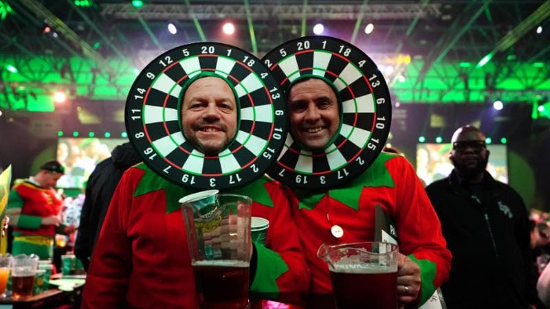 Due fan ai Mondiali di freccette che si sono svolti a Londra. Getty Images
