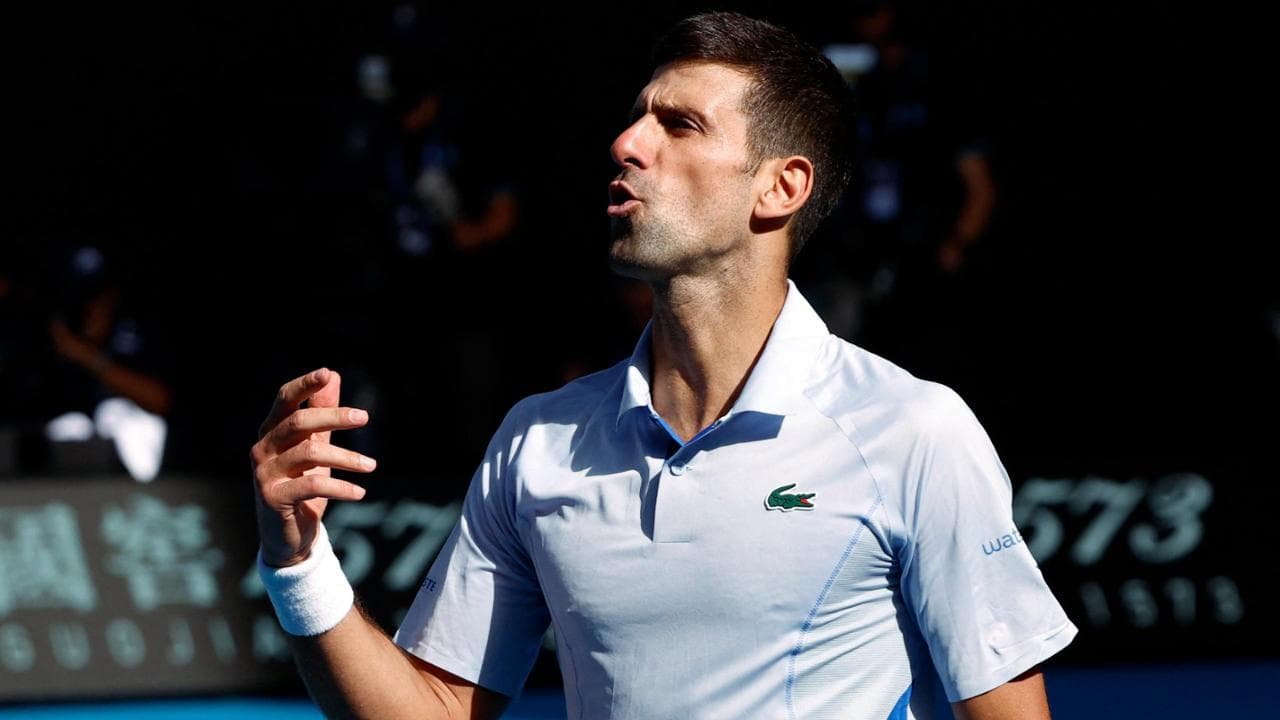 Novak Djokovic festeggia col pubblico la vittoria del terzo set