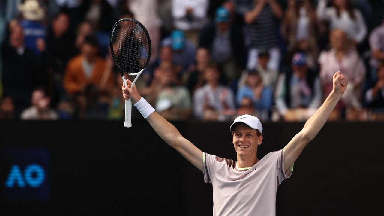 La gioia di Jannik Sinner dopo aver battuto Novak Djokovic